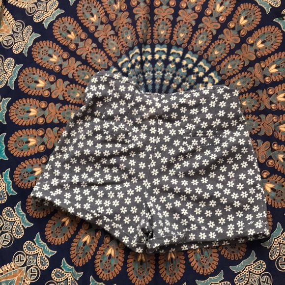 Brandy Melville flower shorts - Picture 2 of 2